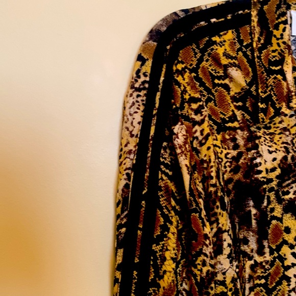 ba&sh size L Blouse color: Ochre. (Cheetah motif) - Picture 2 of 6